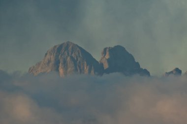 Dolomotes İtalya Alplerini geçen dramatik bulutlar. Yüksek kalite fotoğraf