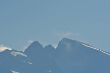 Uzak rüzgar bulutlarından Marmolata Buzulu Dolomitleri. Yüksek kalite fotoğraf