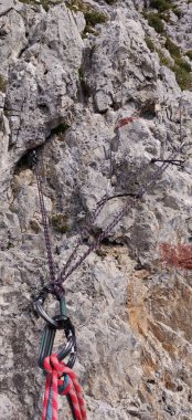 Karabina kaya halat dişli tırmanma risk yönetimi tehlikesi. Yüksek kalite fotoğraf