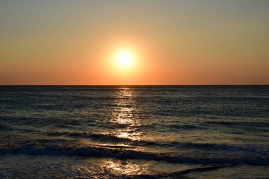 Mediteran sahilinde gün batımı Yunan Kalymnos Avrupa. Yüksek kalite fotoğraf