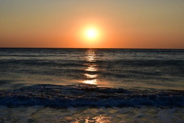 Mediteran sahilinde gün batımı Yunan Kalymnos Avrupa. Yüksek kalite fotoğraf