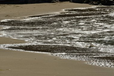 Plaj kıyısı, Yunan adası kalymnos 'unda su dalgaları yaratıyor. Yüksek kalite fotoğraf