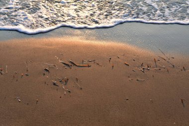 Plaj kıyısı, Yunan adası kalymnos 'unda su dalgaları yaratıyor. Yüksek kalite fotoğraf