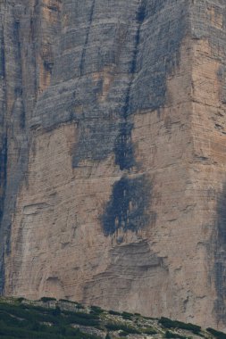 Dolomitler, İtalya 'nın yüksek kayalıklarına tırmanırlar. Yüksek kalite fotoğraf