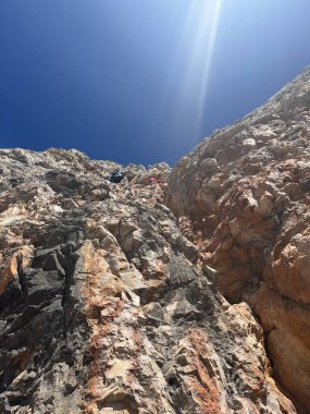 Alp, Dolomitler 'de tırmanıyor İtalya Kayaları' nın mavi gökyüzüne. Yüksek kalite fotoğraf