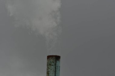 Stuttgart Almanya 'daki bir kömür santralinin bacası. Yüksek kalite fotoğraf