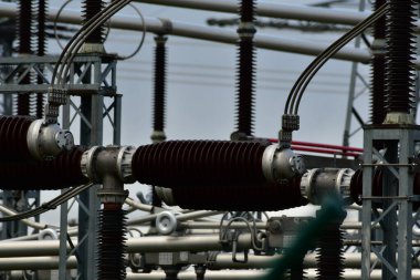 Elektrik santrali trafosu enerji dağıtımı yüksek voltaj. Yüksek kalite fotoğraf