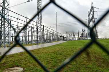 Elektrik santrali trafosu enerji dağıtımı yüksek voltaj. Yüksek kalite fotoğraf