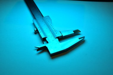 kalibre örgü ekipman ölçeği mikrometre hassasiyetinde mavi ışık. Yüksek kalite fotoğraf