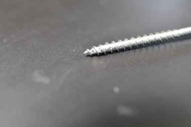 Siyah arka plan makrosu olan tahta vida. Yüksek kalite fotoğraf