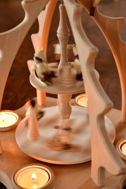 Noel Piramidi dekorasyonu Advent Almanya kış hareketi hafif mum. Yüksek kalite fotoğraf