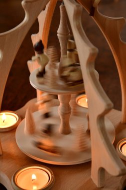 Noel Piramidi dekorasyonu Advent Almanya kış hareketi hafif mum. Yüksek kalite fotoğraf