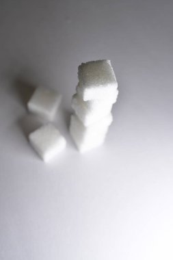 Şeker küpleri beyaz arka planda aydınlatılmış tatlı yiyecekler. Yüksek kalite fotoğraf