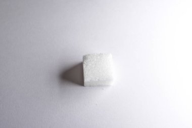 Şeker küpleri beyaz arka planda aydınlatılmış tatlı yiyecekler. Yüksek kalite fotoğraf