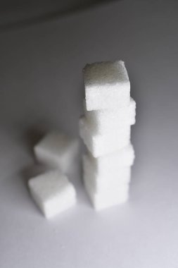 Şeker küpleri beyaz arka planda aydınlatılmış tatlı yiyecekler. Yüksek kalite fotoğraf