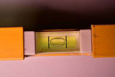 Ruh seviyesindeki cetvel sarı hassasiyet baloncuğu yaklaş. Yüksek kalite fotoğraf