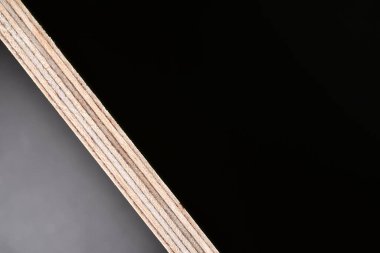 Kontrplak kenar siyah arka plan telif alanı endüstrisi. Yüksek kalite fotoğraf