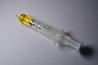 Şırınga iğnesi. Sarı detay. İlaç yağı dozunu düşürür. Yüksek kalite fotoğraf