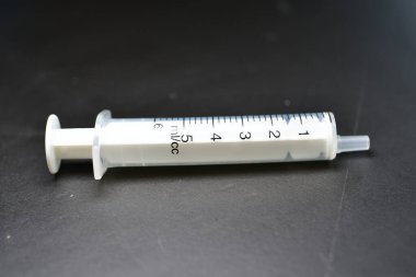 Enjeksiyon şırıngası iğnesi. Arka plan siyaha. Yüksek kalite fotoğraf