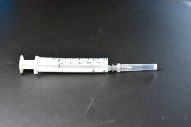 Enjeksiyon şırıngası iğnesi. Arka plan siyaha. Yüksek kalite fotoğraf