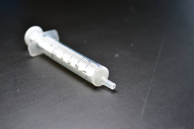 Enjeksiyon şırıngası iğnesi. Arka plan siyaha. Yüksek kalite fotoğraf