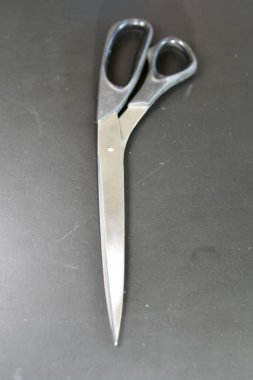 Siyah masadaki paslanmaz makas Çelik Portakal. Yüksek kalite fotoğraf