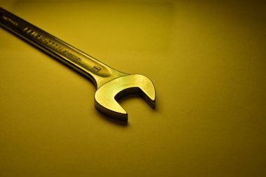 İngiliz anahtarı anahtarı, mekanik endüstrisi, atölye sarı ışığı. Yüksek kalite fotoğraf