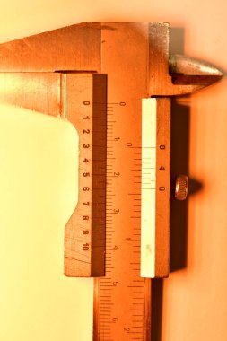 kalibre ağ ekipmanı ölçeği mikrometre hassasiyetinde sarı ışık yayıyor. Yüksek kalite fotoğraf