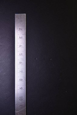 Milimetre Çelik Ölçekli Siyah Arkaplan Kopyalama Uzayı. Yüksek kalite fotoğraf