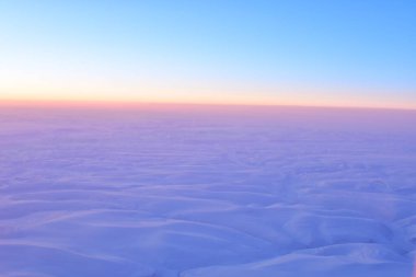 Grönland manzarası Jet Plain Window 'dan Kış Doğa Soğuk Buz Dağları' na bakıyor. Yüksek kalite fotoğraf