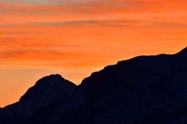 Turuncu gün batımında Dağ Tepesi manzarası la Clusaz France. Yüksek kalite fotoğraf