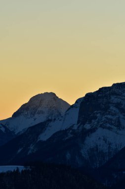 Turuncu gün batımında Dağ Tepesi manzarası la Clusaz France. Yüksek kalite fotoğraf