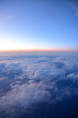 Uçak Pencere 'sinden gün batımının renkli görüntüsü. Yüksek kalite fotoğraf