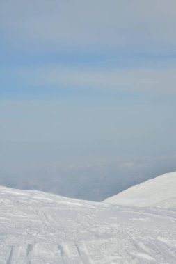 Yotei Volkan Dağı panoramik olarak Japonya Hokkaido 'da kış aylarında kayak turuna çıkar. Yüksek kalite fotoğraf