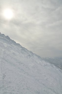 Yotei Volkan Dağı panoramik olarak Japonya Hokkaido 'da kış aylarında kayak turuna çıkar. Yüksek kalite fotoğraf