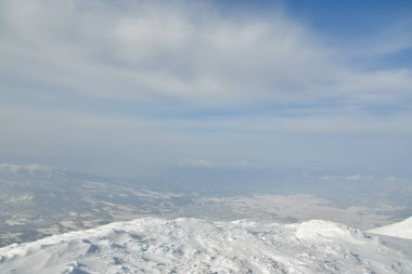 Yotei Volkan Dağı panoramik olarak Japonya Hokkaido 'da kış aylarında kayak turuna çıkar. Yüksek kalite fotoğraf