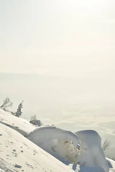 尤泰山陡峭地上升在雪地上俯瞰日全食北海道日本 高质量的照片 — 图库照片