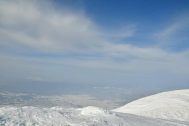 Yotei Volkan Dağı panoramik olarak Japonya Hokkaido 'da kış aylarında kayak turuna çıkar. Yüksek kalite fotoğraf