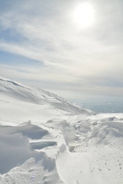 Yotei Volkan Dağı panoramik olarak Japonya Hokkaido 'da kış aylarında kayak turuna çıkar. Yüksek kalite fotoğraf