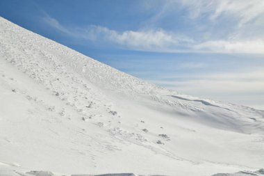 Yotei Volkan Dağı panoramik olarak Japonya Hokkaido 'da kış aylarında kayak turuna çıkar. Yüksek kalite fotoğraf