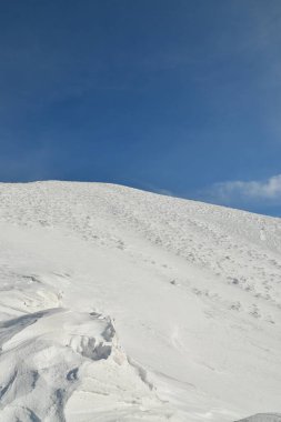 Yotei Volkan Dağı panoramik olarak Japonya Hokkaido 'da kış aylarında kayak turuna çıkar. Yüksek kalite fotoğraf