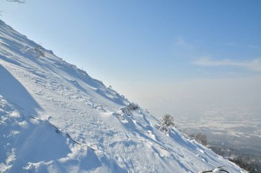 Yotei Volkan Dağı panoramik olarak Japonya Hokkaido 'da kış aylarında kayak turuna çıkar. Yüksek kalite fotoğraf