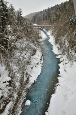 Mavi Nehir karlı arka planda Biei hokkaido Japonya. Yüksek kalite fotoğraf