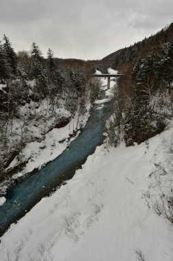 Mavi Nehir karlı arka planda Biei hokkaido Japonya. Yüksek kalite fotoğraf