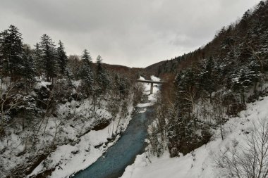Mavi Nehir karlı arka planda Biei hokkaido Japonya. Yüksek kalite fotoğraf