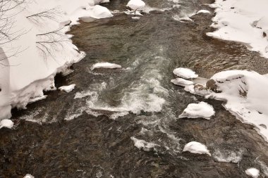 Japonya 'da kar suyu olan soğuk bir nehir. Yüksek kalite fotoğraf