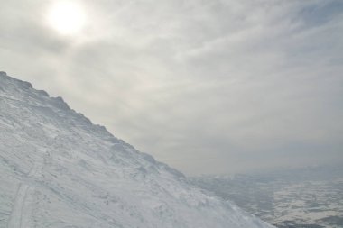 Japonya Hokkaido 'nun güneş panoramasını aşmak için Yotei Dağı' na tırmandı. Yüksek kalite fotoğraf