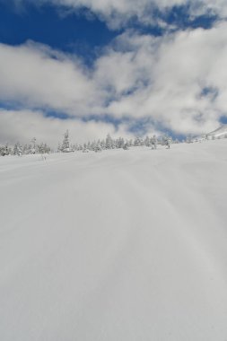 Dağın manzarası. Biei Fuji Hokkaido Japonya kar manzarası mavi gökyüzü. Yüksek kalite fotoğraf