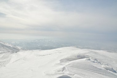 Yotei Volkan Dağı panoramik olarak Japonya Hokkaido 'da kış aylarında kayak turuna çıkar. Yüksek kalite fotoğraf