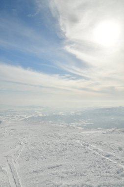 Yotei Volkan Dağı panoramik olarak Japonya Hokkaido 'da kış aylarında kayak turuna çıkar. Yüksek kalite fotoğraf